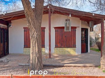 Oportunidad!  Local comercial   2 casas!! Excelente ubicación- Esquina sobre Av San Martín!