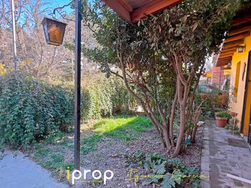 Oportunidad!  Local comercial   2 casas!! Excelente ubicación- Esquina sobre Av San Martín!