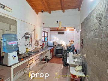 Oportunidad!  Local comercial   2 casas!! Excelente ubicación- Esquina sobre Av San Martín!