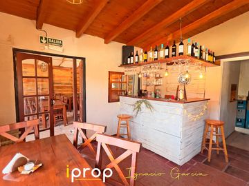 Oportunidad!  Local comercial   2 casas!! Excelente ubicación- Esquina sobre Av San Martín!