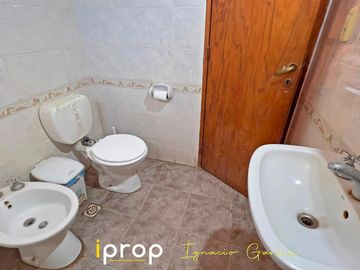 Oportunidad!  Local comercial   2 casas!! Excelente ubicación- Esquina sobre Av San Martín!