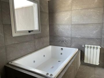 Casa a estrenar en Fincas de Hudson Estilo moderno, parque y pileta