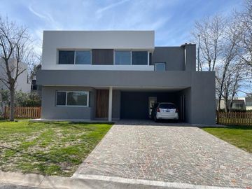 Casa a estrenar en Fincas de Hudson Estilo moderno, parque y pileta