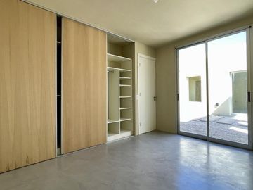 CASA EN NAUDIR EN VENTA - 5 AMBIENTES
