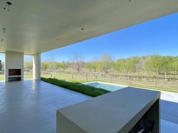 CASA EN NAUDIR EN VENTA - 5 AMBIENTES