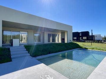 CASA EN NAUDIR EN VENTA - 5 AMBIENTES