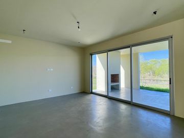 CASA EN NAUDIR EN VENTA - 5 AMBIENTES