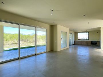 CASA EN NAUDIR EN VENTA - 5 AMBIENTES