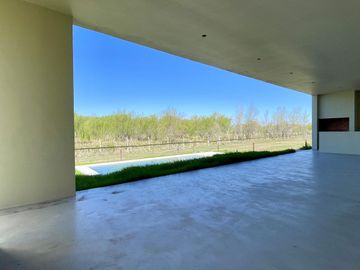 CASA EN NAUDIR EN VENTA - 5 AMBIENTES