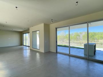 CASA EN NAUDIR EN VENTA - 5 AMBIENTES