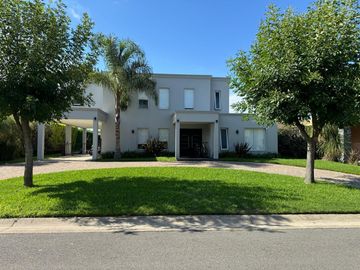 Casa en  Venta - 5 AMB en Haras Santa Maria - Acepta Permuta