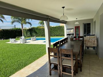 Casa en  Venta - 5 AMB en Haras Santa Maria - Acepta Permuta