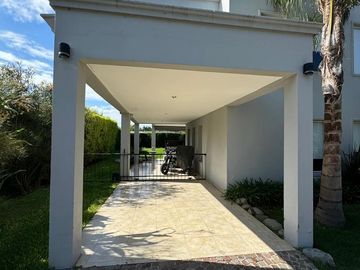 Casa en  Venta - 5 AMB en Haras Santa Maria - Acepta Permuta