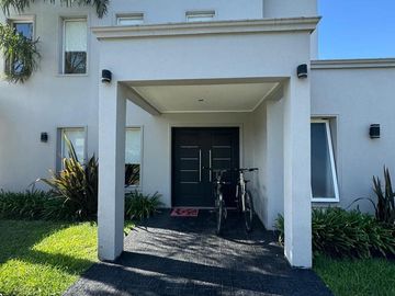 Casa en  Venta - 5 AMB en Haras Santa Maria - Acepta Permuta