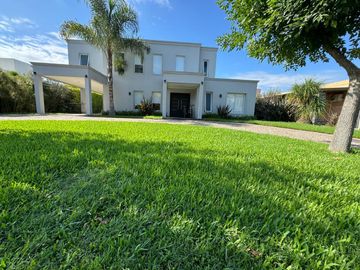 Casa en  Venta - 5 AMB en Haras Santa Maria - Acepta Permuta