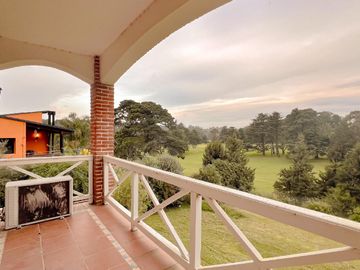 Venta, chalet 4 ambientes frente al golf, Sierra de los padres