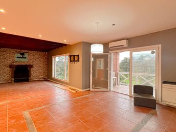 Venta, chalet 4 ambientes frente al golf, Sierra de los padres