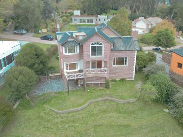 Venta, chalet 4 ambientes frente al golf, Sierra de los padres