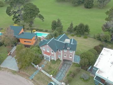 Venta, chalet 4 ambientes frente al golf, Sierra de los padres