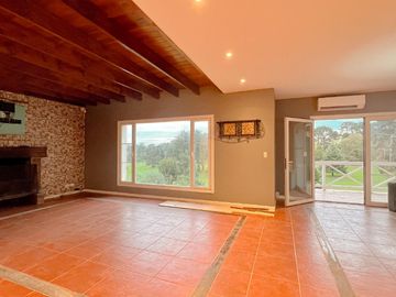 Venta, chalet 4 ambientes frente al golf, Sierra de los padres