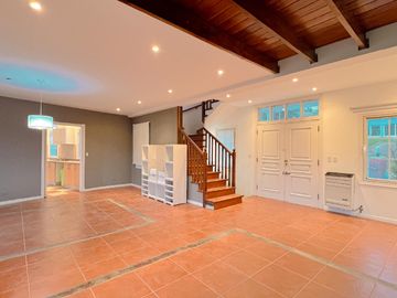 Venta, chalet 4 ambientes frente al golf, Sierra de los padres