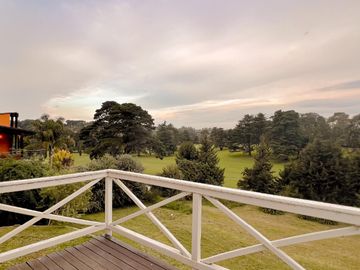 Venta, chalet 4 ambientes frente al golf, Sierra de los padres