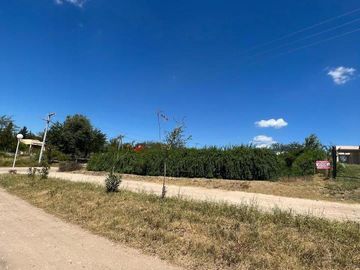 EN VENTA TERRENO PLANO EN SIQUIMAN CON INCREIBLE VISTA A 300MTS DEL LAGO SAN ROQUE REF: 1851