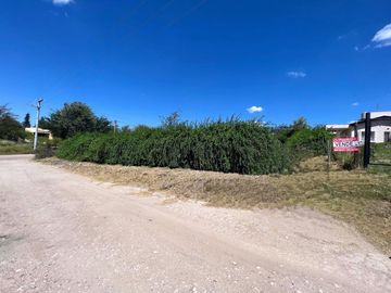 EN VENTA TERRENO PLANO EN SIQUIMAN CON INCREIBLE VISTA A 300MTS DEL LAGO SAN ROQUE REF: 1851