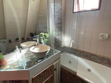 Casa mas dpto., mas local comercial en venta.