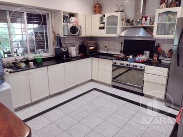 Hermoso chalet de 6 ambientes con gran jardín y piscina