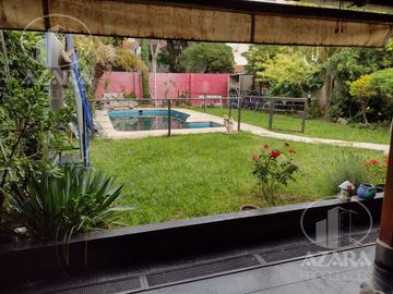 Hermoso chalet de 6 ambientes con gran jardín y piscina