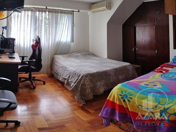 Hermoso chalet de 6 ambientes con gran jardín y piscina