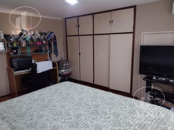 Hermoso chalet de 6 ambientes con gran jardín y piscina