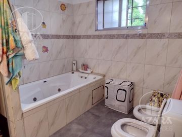 Hermoso chalet de 6 ambientes con gran jardín y piscina