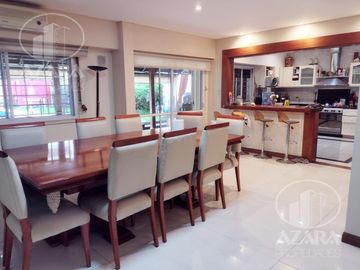 Hermoso chalet de 6 ambientes con gran jardín y piscina