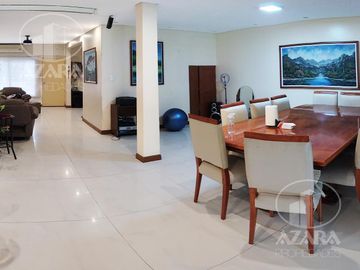 Hermoso chalet de 6 ambientes con gran jardín y piscina