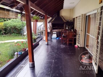 Hermoso chalet de 6 ambientes con gran jardín y piscina