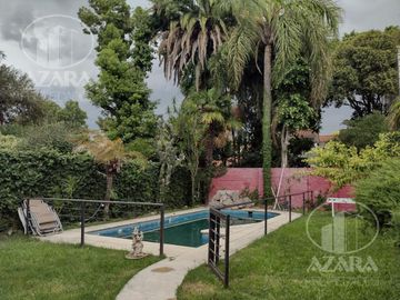Hermoso chalet de 6 ambientes con gran jardín y piscina