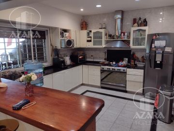 Hermoso chalet de 6 ambientes con gran jardín y piscina