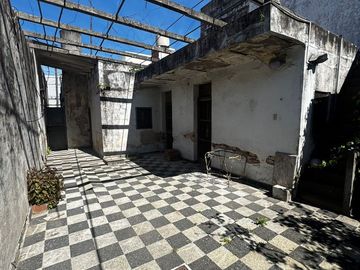 Venta Casa a refaccionar doble lote V Ballester