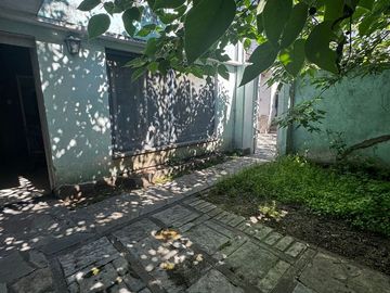 Venta Casa a refaccionar doble lote V Ballester