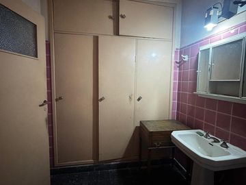 Venta Casa a refaccionar doble lote V Ballester