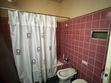 Venta Casa a refaccionar doble lote V Ballester