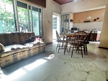 Venta Casa a refaccionar doble lote V Ballester