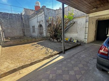 Venta Casa a refaccionar doble lote V Ballester