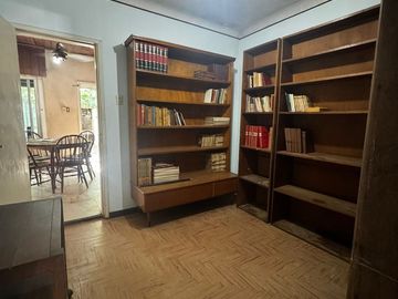 Venta Casa a refaccionar doble lote V Ballester