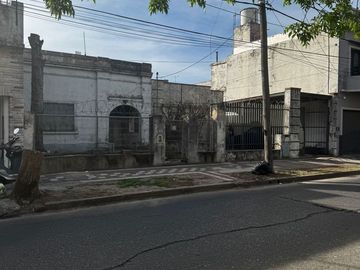 Venta Casa a refaccionar doble lote V Ballester