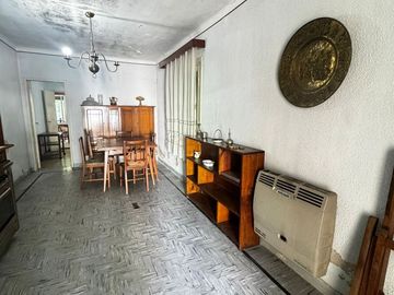 Venta Casa a refaccionar doble lote V Ballester