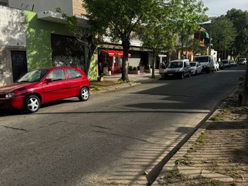 Venta Casa a refaccionar doble lote V Ballester