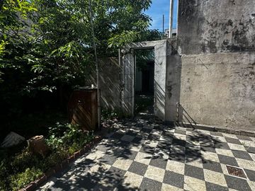 Venta Casa a refaccionar doble lote V Ballester